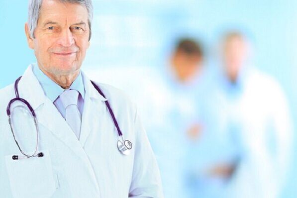 Medico che cura la prostatite acuta